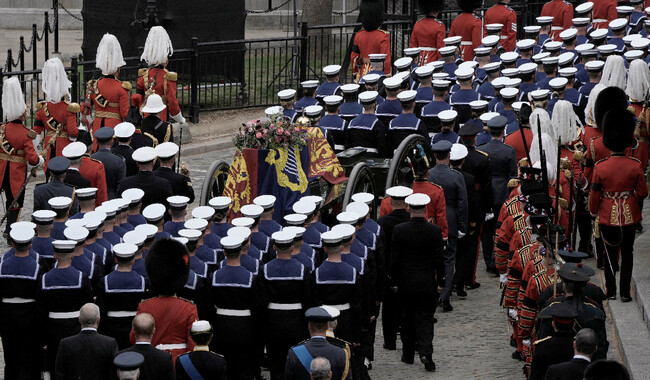 Гроб с телом королевы Елизаветы II вывозят из Вестминстер-холла на панихиду в Вестминстерском аббатстве на специальной карете. Фото: Nariman El-Mofty/Pool via REUTERS
