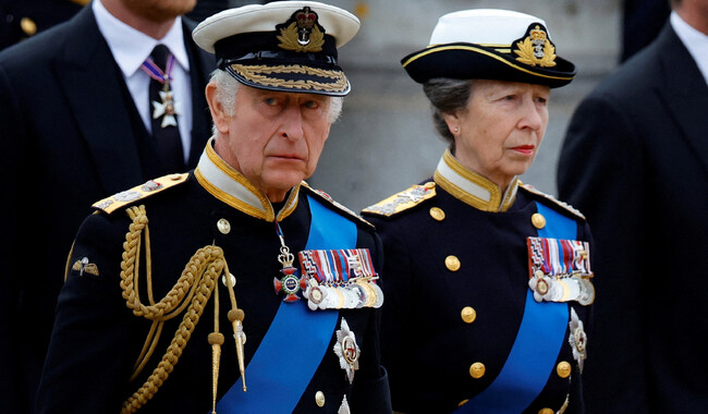 Британський король Чарльз III та принцеса Анна. Фото: REUTERS/Sarah Meyssonnier