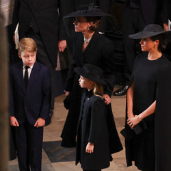 Кетрін, принцеса Уельська, Меган, герцогиня Сассецький принц Джордж і принцеса Шарлотта. Фото: REUTERS/Phil Noble