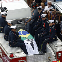 Прощание с Пеле. Фото: AMANDA PEROBELLI/REUTERS