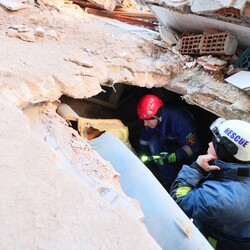 Спасатели делят работу между собой на сектора. Фото: ГСЧС