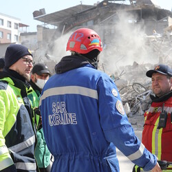 Українці працюють разом з рятувальниками з усього світу. Фото: ДСНС