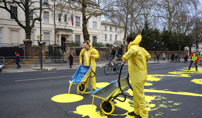 Активисты покрасили в желтый и голубой цвета одну из центральных улиц Лондона, ведущую к посольству РФ. Фото: REUTERS