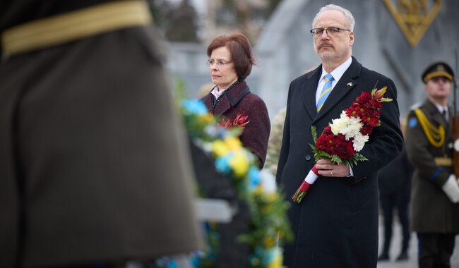 Президент Латвии Эгилс Левитс возлагает цветы к могилам погибших защитников. Фото: Офис президента