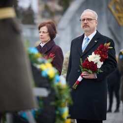 Президент Латвии Эгилс Левитс возлагает цветы к могилам погибших защитников. Фото: Офис президента