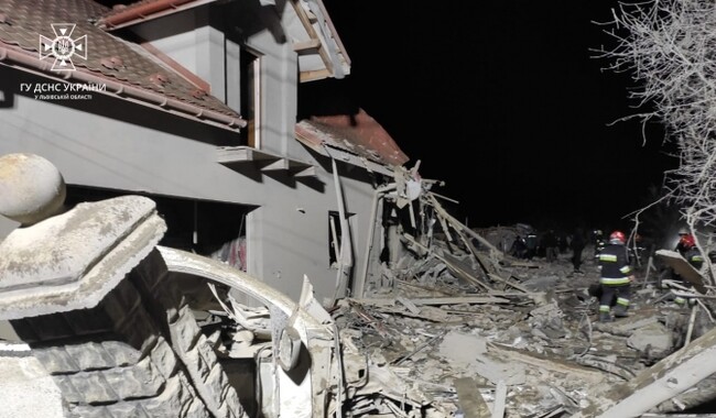 В результате ракетного удара разрушены два жилых дома. Фото: ГУ ГСЧС во Львовской области